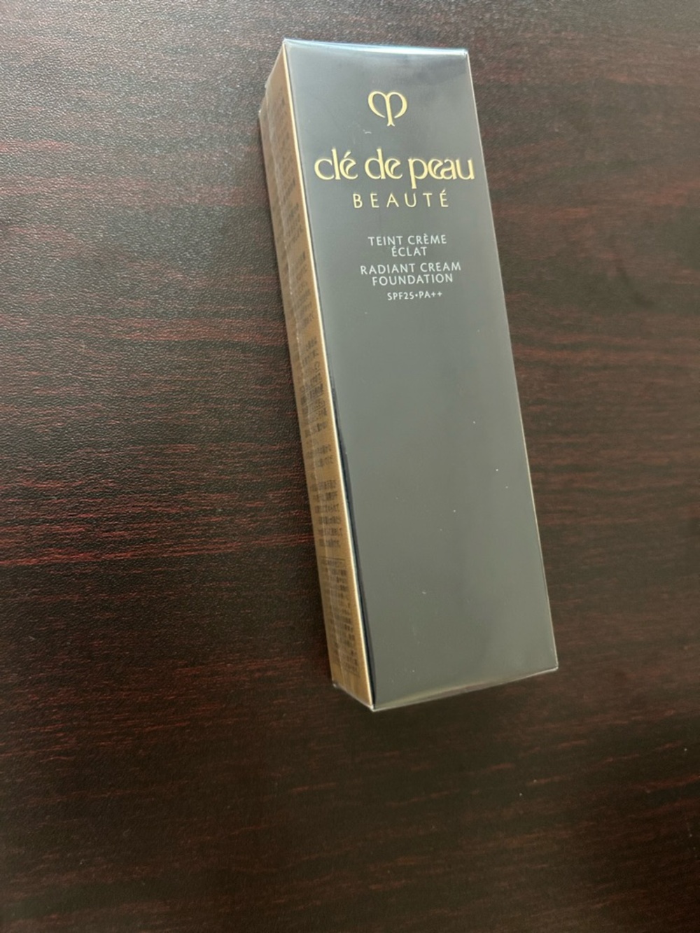 Clé de Peau Beauté Radiant Cream Foundation - O10 Light Ocher shade